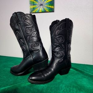 Ariat Ladies Western boot. Size 9.